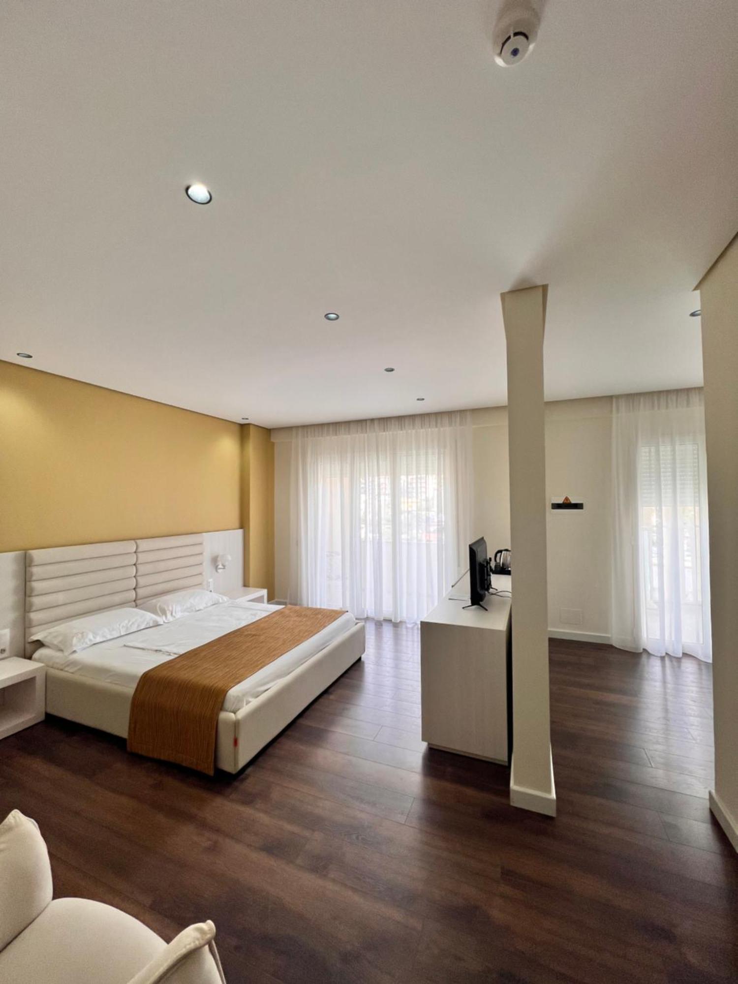 Maxi Room Vlorë Buitenkant foto