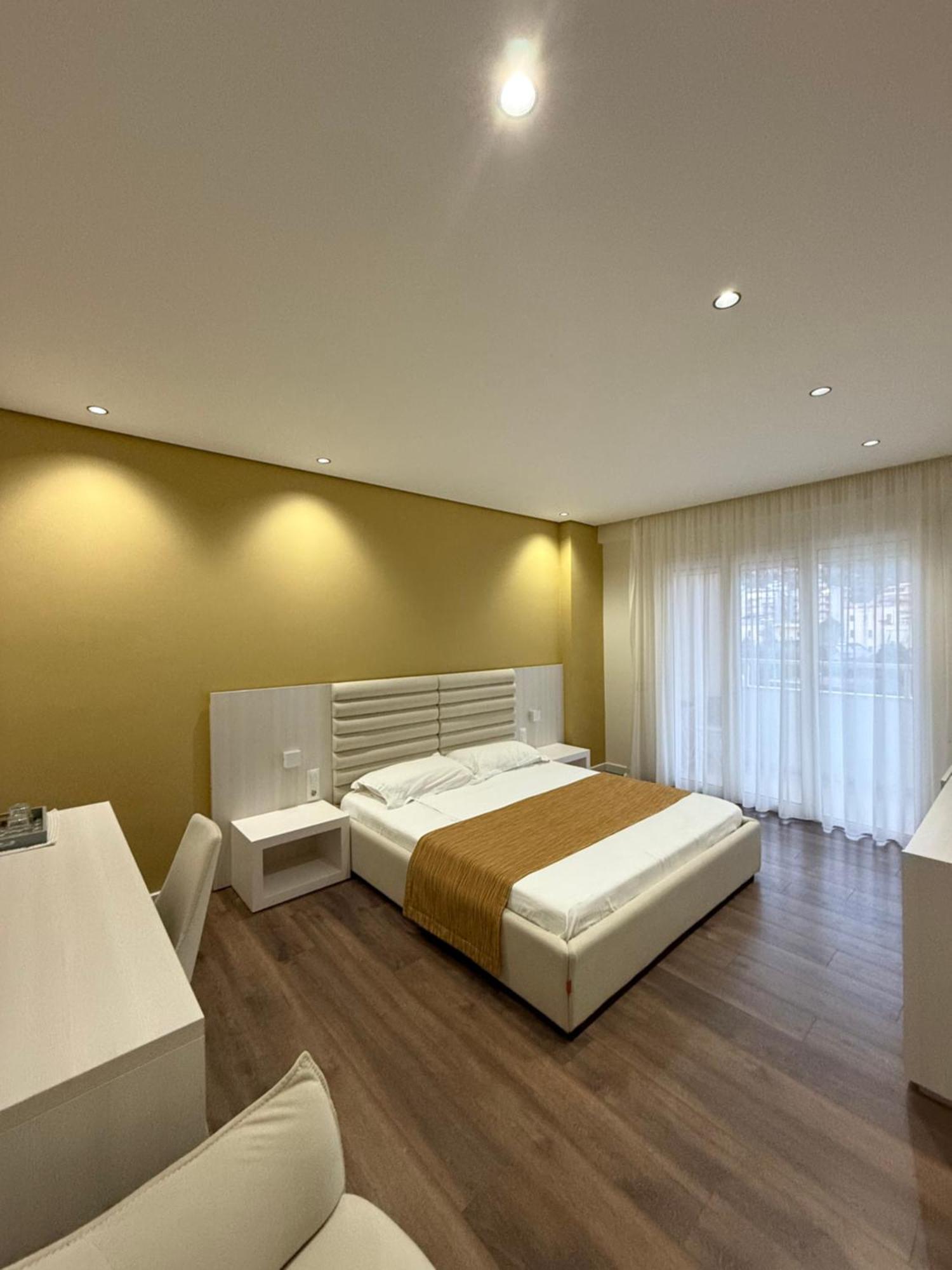 Maxi Room Vlorë Buitenkant foto